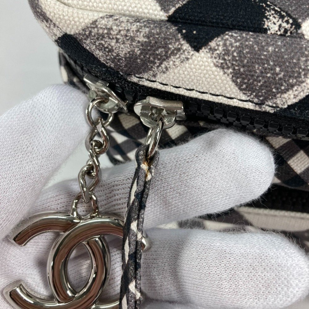 CHANEL White Shoulder Bag - Picture 8 of 16